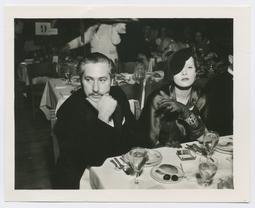 Vorschaubild zu  'Josef von Sternberg und Marlene Dietrich, Restaurantbesuch (Los Angeles, ca. 1930 - 1934)'