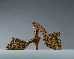 Vorschaubild zu  'Pantoffen aus Samt im Leopardenmuster und Schnürung mit Glöckchen'