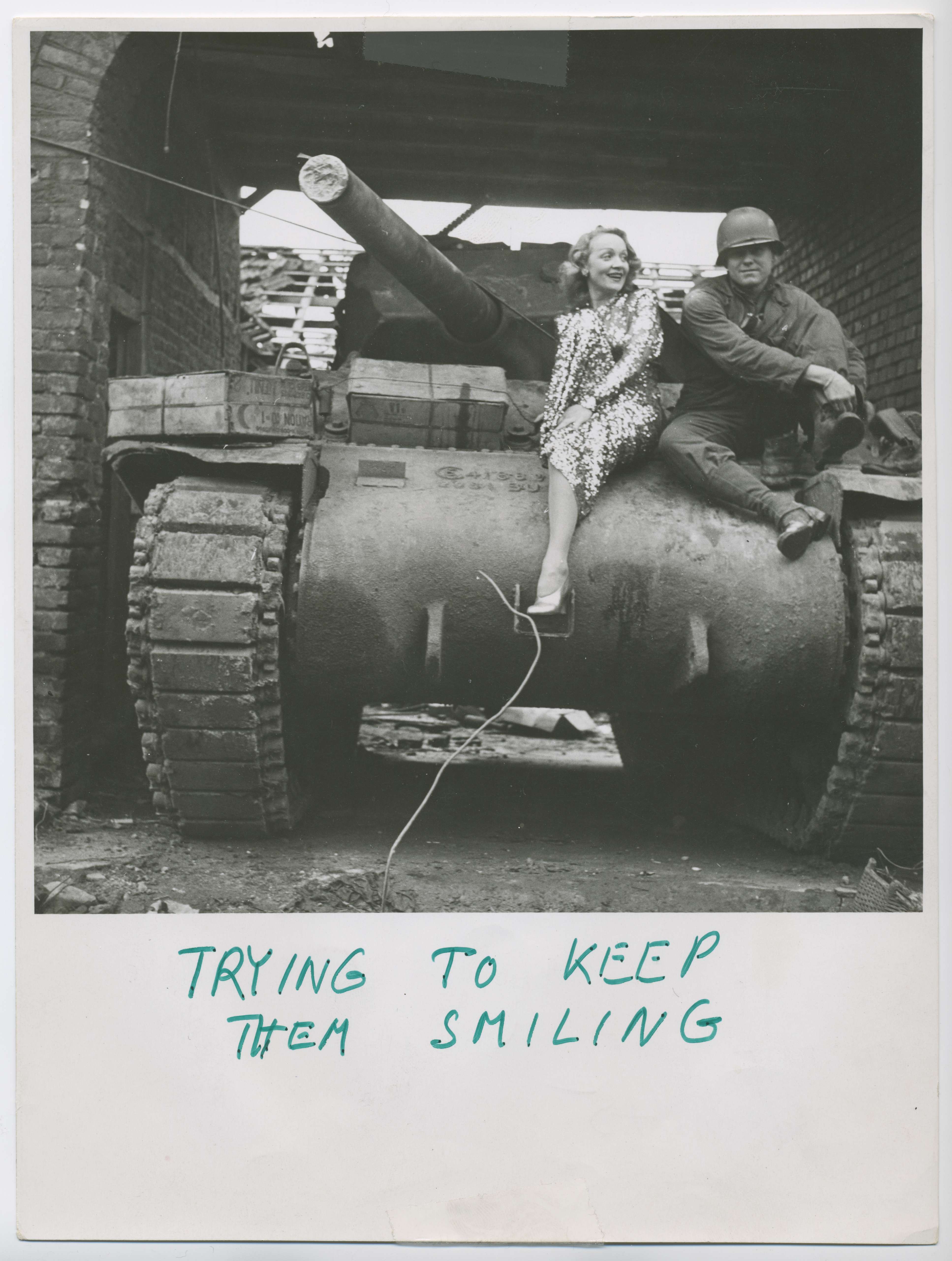 Marlene Dietrich in a performance costume, on a US army tank in Gillrath bei Geilenkirchen in February 1945