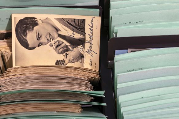 Archivkasten, raugezogen ein schwarz-weiß-Foto einer Frau, die Zigarette raucht