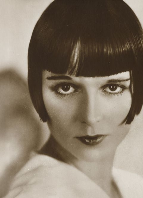 Schwarz-weißes Porträt der Schauspielerin Louise Brooks mit einem kurzen Bob-Haarschnitt