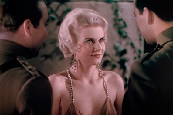 Die Schauspielerin Jean Harlow blickt verführerisch zu einem Mann in Uniform. Actress Jean Harlow looks seductively at a man in uniform.